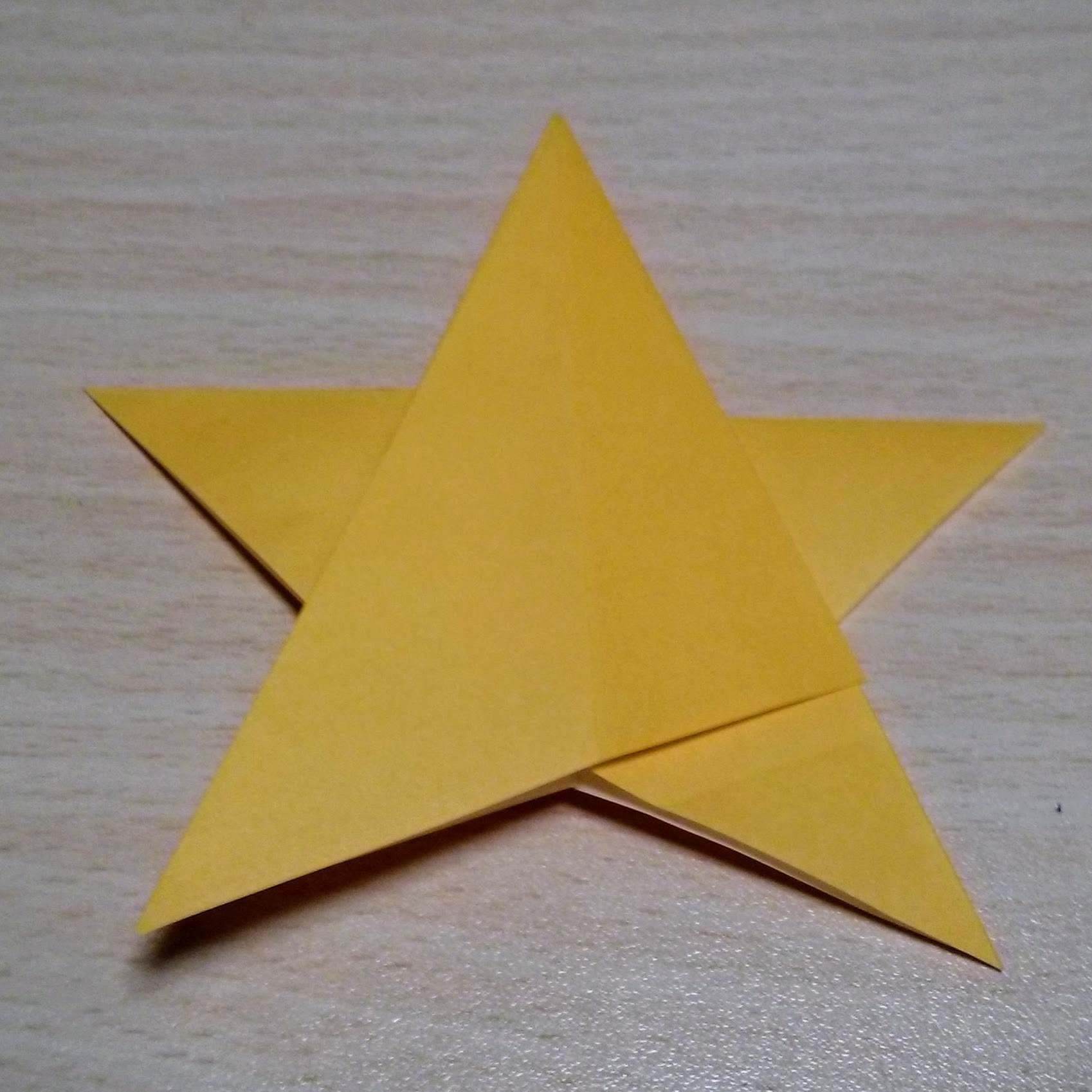 折り紙で作る立体的な 星 の作り方13選 飾りにもなる簡単な折り方とは Kurashi No