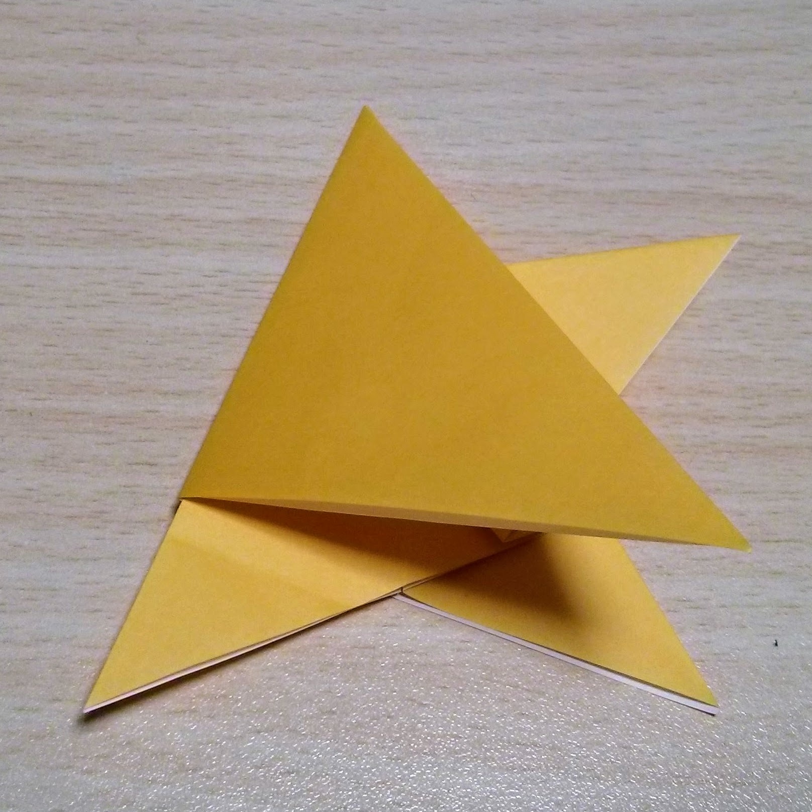 折り紙で作る立体的な 星 の作り方13選 飾りにもなる簡単な折り方とは 暮らし の