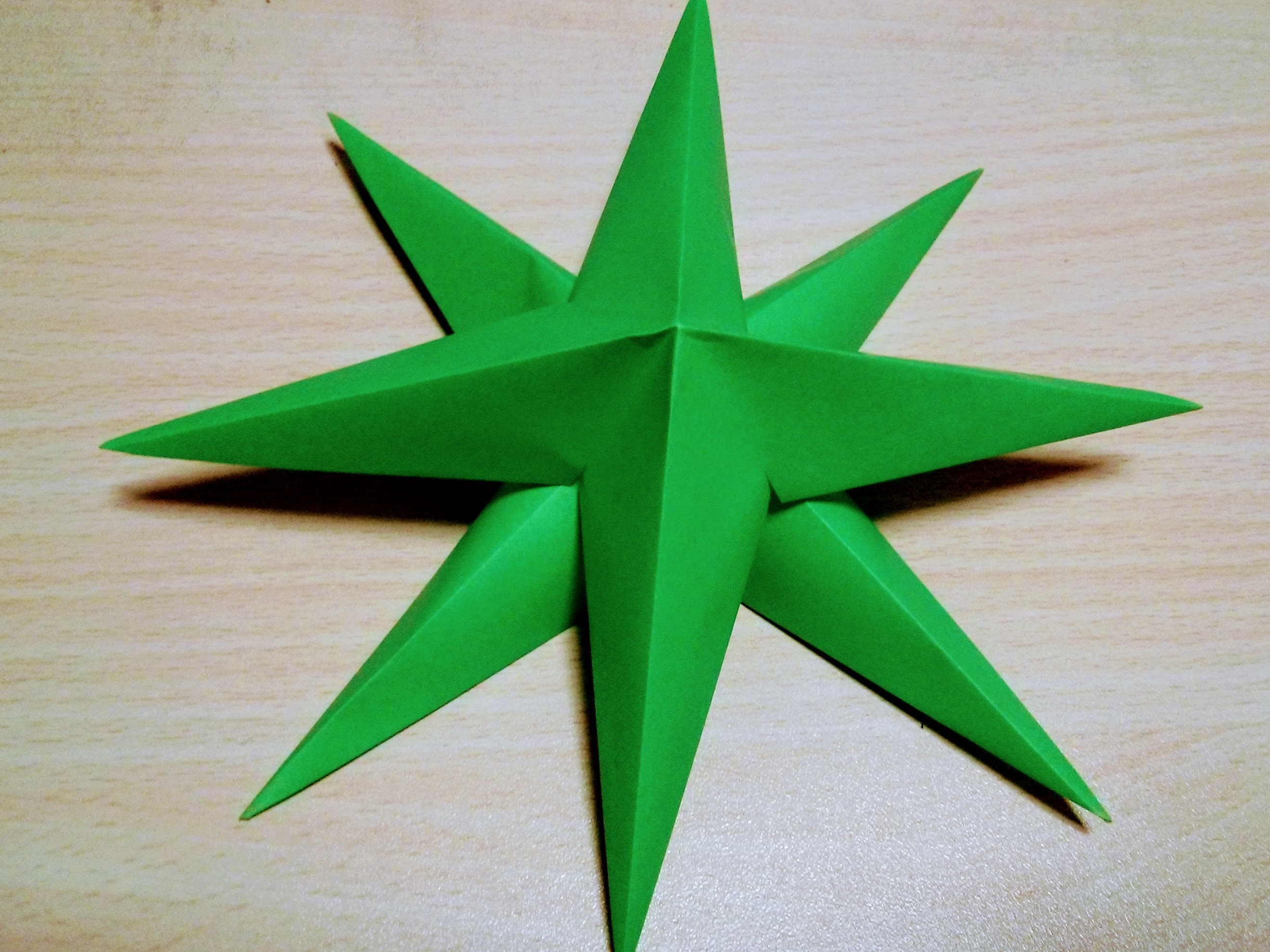 折り紙で作る立体的な 星 の作り方13選 飾りにもなる簡単な折り方とは 暮らし の