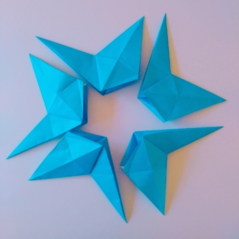 折り紙で作る 立体星 の折り方まとめ 簡単にできる立体ユニットも解説 暮らし の