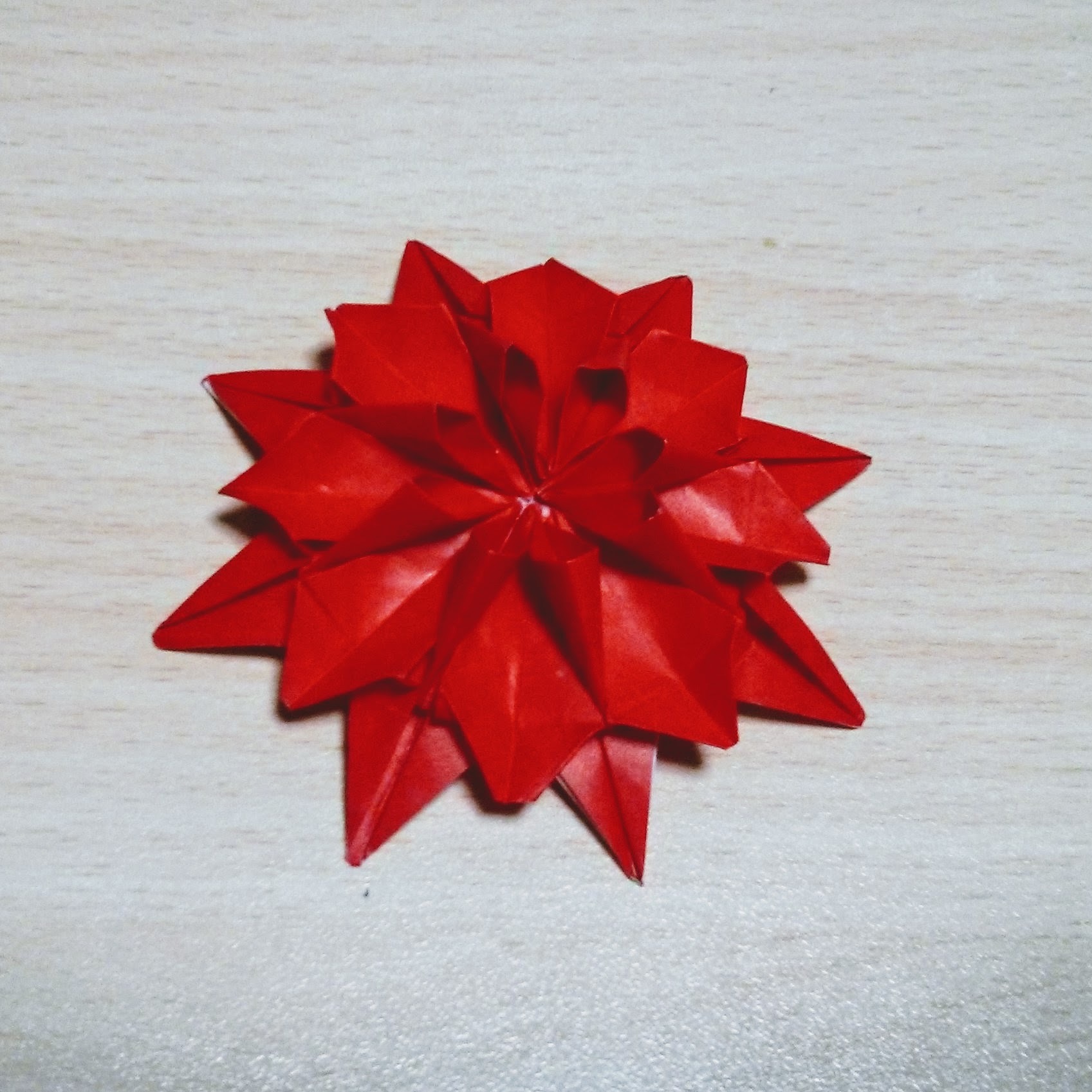 ダリアを折り紙で作る 花びらを8枚や12枚にする折り方を解説 難しい 暮らし の