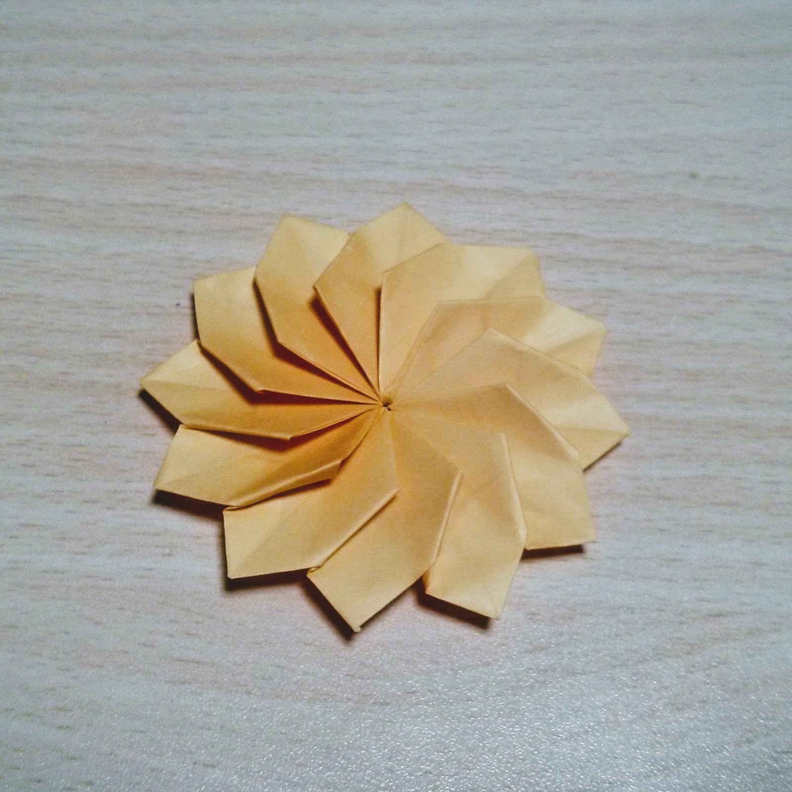 ダリアを折り紙で作る 花びらを8枚や12枚にする折り方を解説 難しい 暮らし の
