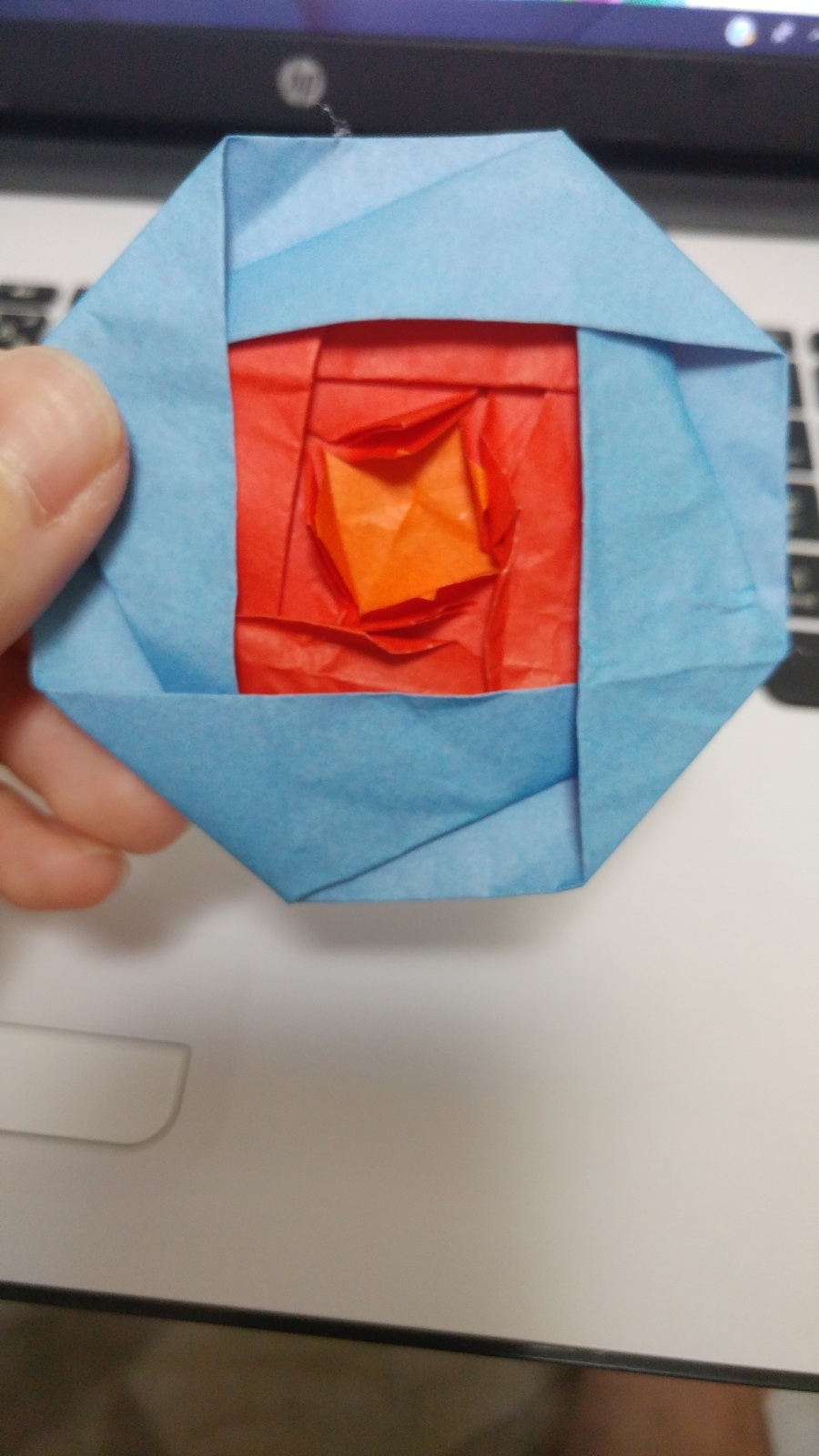 折り紙で作る バラ の簡単な折り方 平面と立体のバラの作り方をご紹介 暮らし の