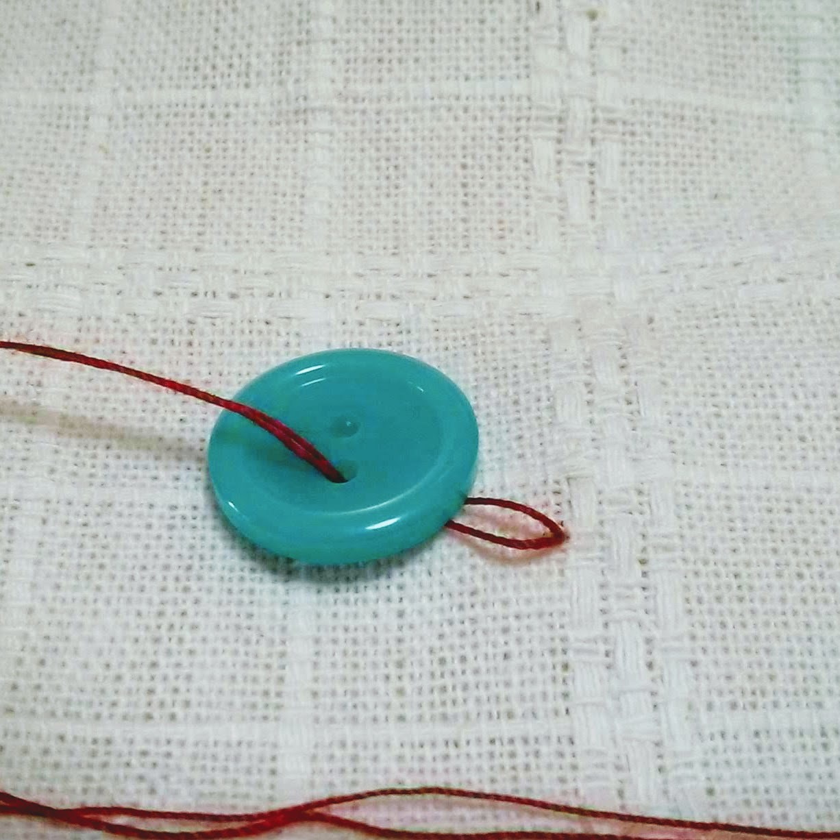 ボタンの縫い方まとめ ボタンの種類に合わせた縫い付け方をご紹介 暮らし の