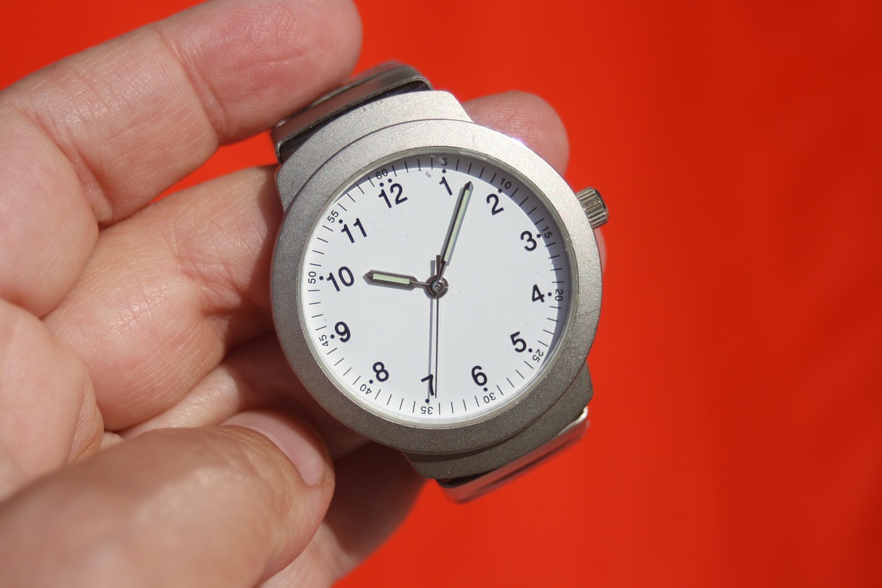 シンプルな腕時計おすすめ10選！シンプルでカッコいい人気な腕時計はコレ！ | 暮らし〜の