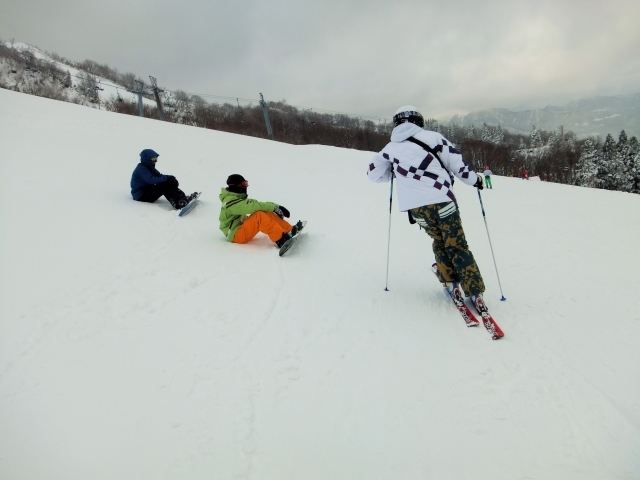 スキーとスノボはどっちがおすすめ？初心者が気になる難しさと魅力をご紹介！ | kurashi-no