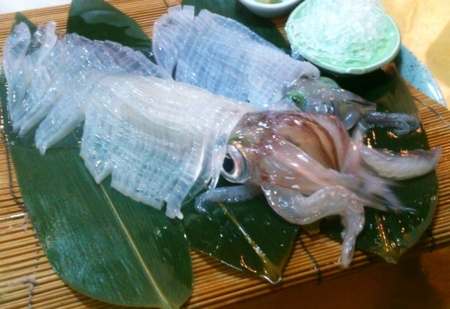 アオリイカの刺身での食べ方は 盛り付けや切り方などさばき方を解説 Kurashi No