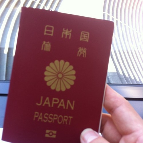 パスポートの写真の服装に指定はある Ngな服装や注意点をご紹介 暮らし の