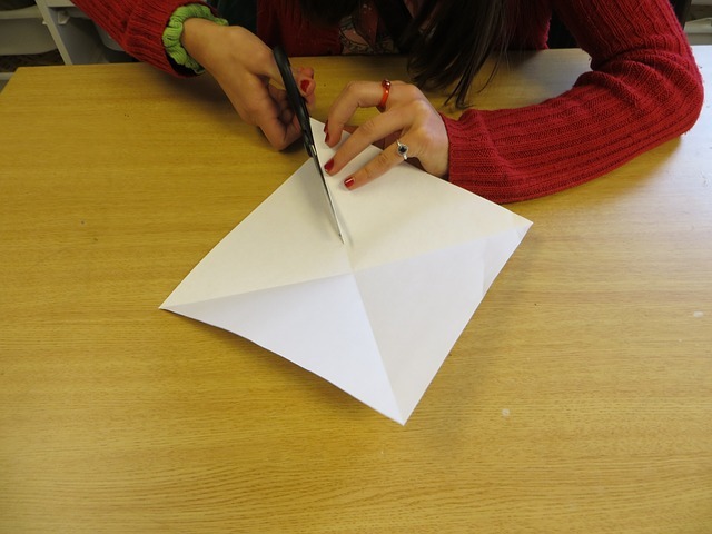 折り紙で作る 雪の結晶 の折り方9選 平面から立体まで簡単な作り方を解説 暮らし の