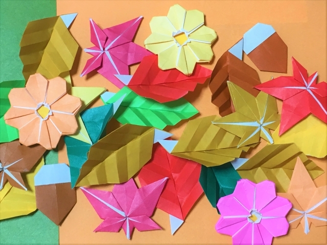 手軽にサクッとできる！折り紙で作るコスモスの折り方6選！プレゼントや飾りに！ kurashi-no