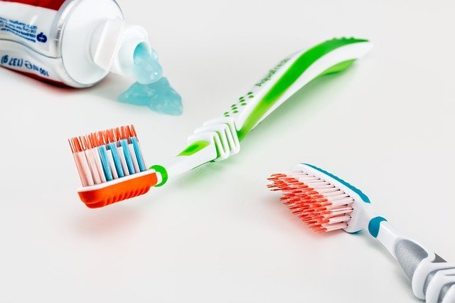歯磨き粉のついた歯ブラシ
