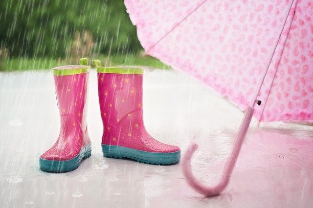 ピンク色の傘と長靴