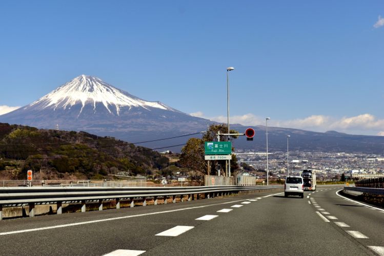 高速道路から見た富士山