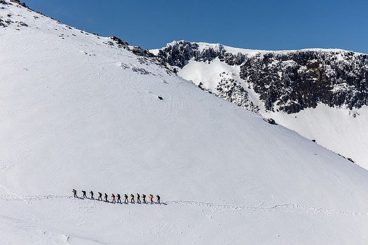 雪山を歩く人々