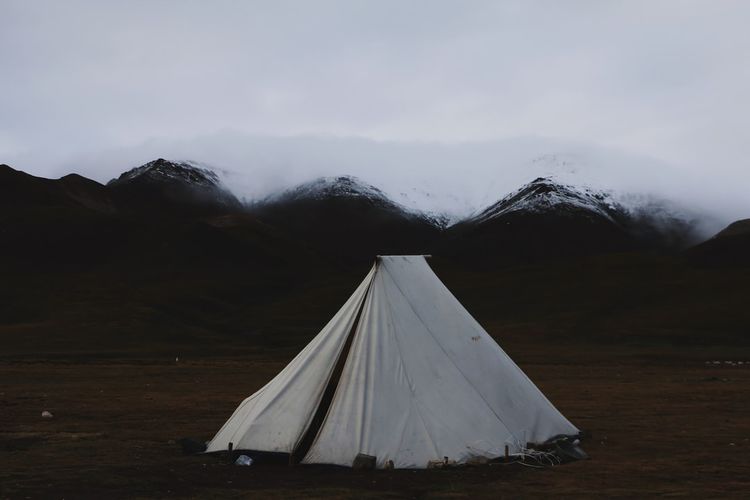 山に張られた白いテント