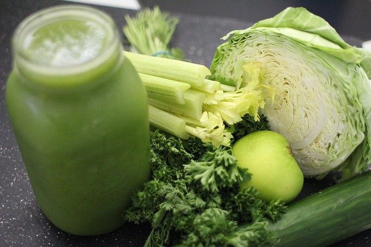 緑色の野菜とグリーンスムージー