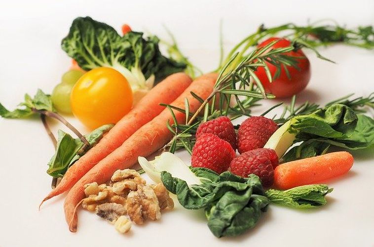 さまざまな種類の野菜や果物