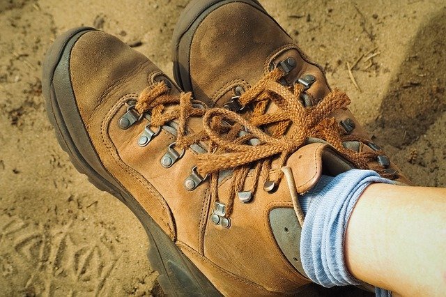 登山靴を履いた足