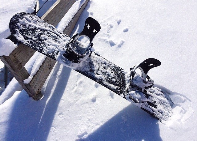 雪に刺さったスノーボード