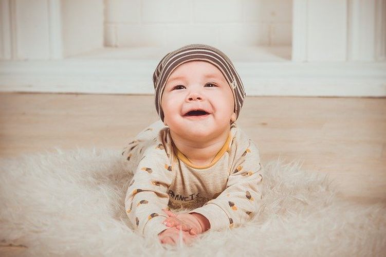 笑顔を浮かべる赤ちゃん