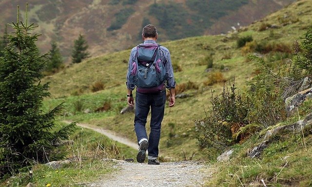登山道を歩く男性