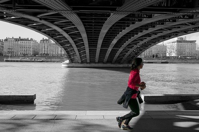 橋の下を走る女性