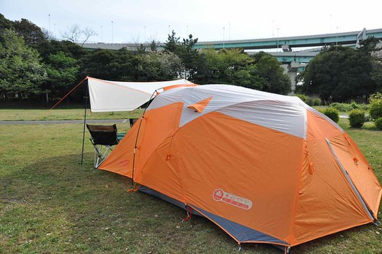 オレンジ色のテント