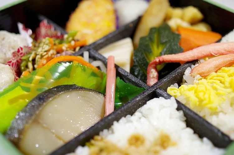https://pixabay.com/photos/lunch-box-japanese-food-japan-food-5349342/
