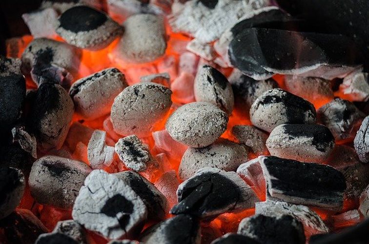 火がついた炭