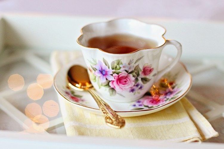 花柄のカップに入った紅茶