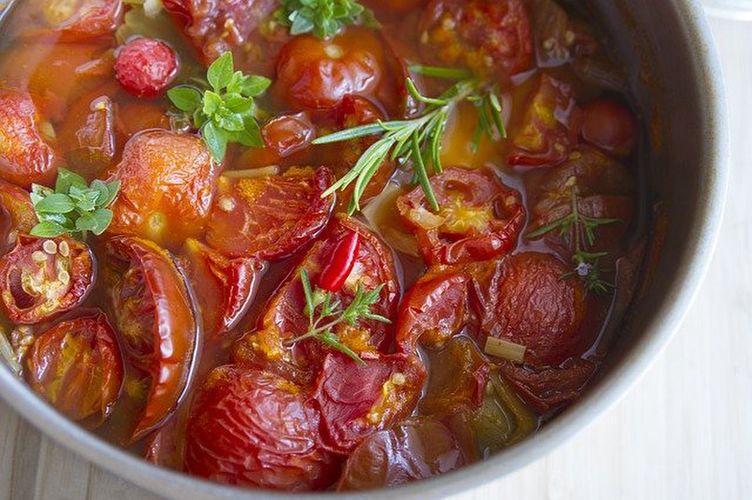 鍋に入ったトマト煮込み