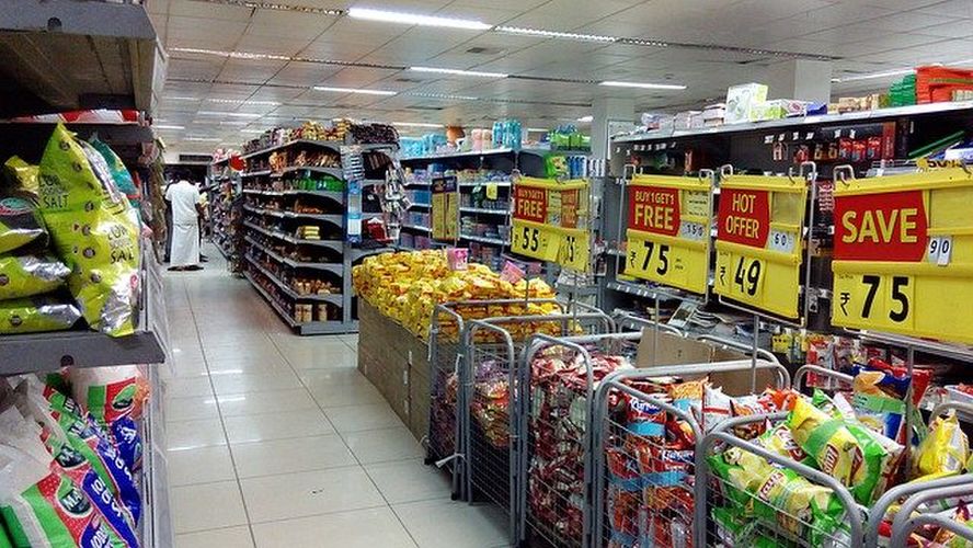 商品が並ぶスーパーマーケット
