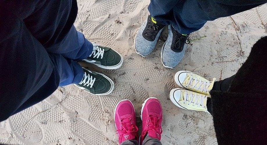 砂浜に集まった人の足