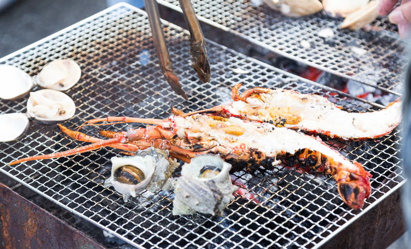 バーベキューコンロで焼かれる海鮮類