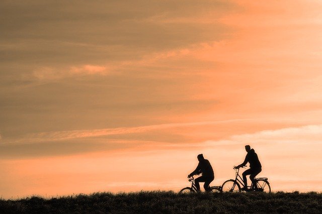 夕焼けの中を走る自転車