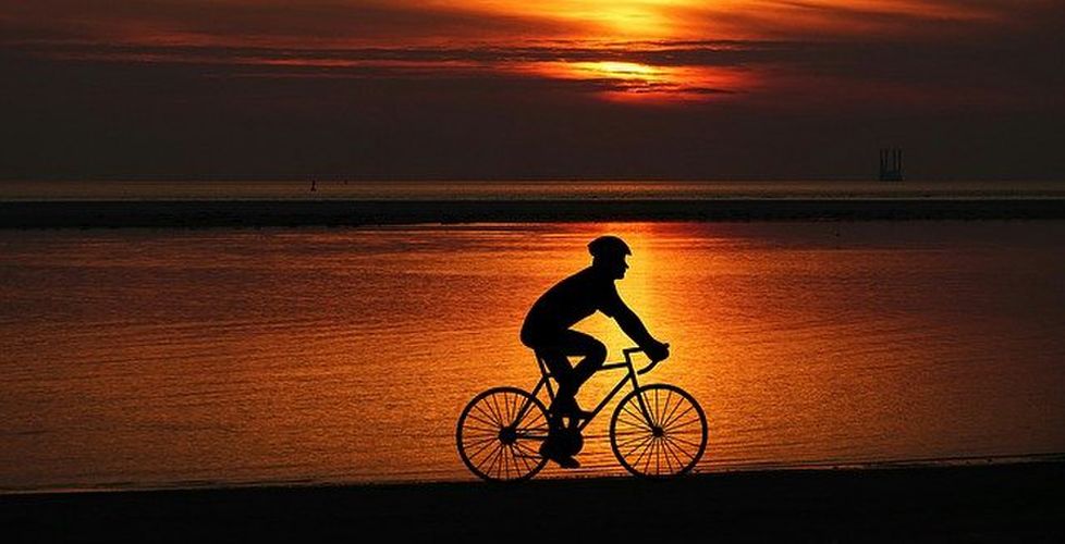 夕暮れの中を走る自転車