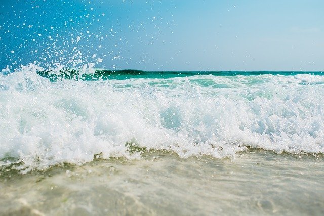 水しぶきを上げる海
