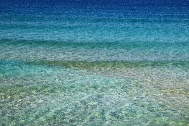青く澄んだ海