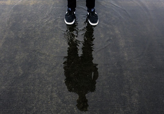 濡れた路面に立つ人の足
