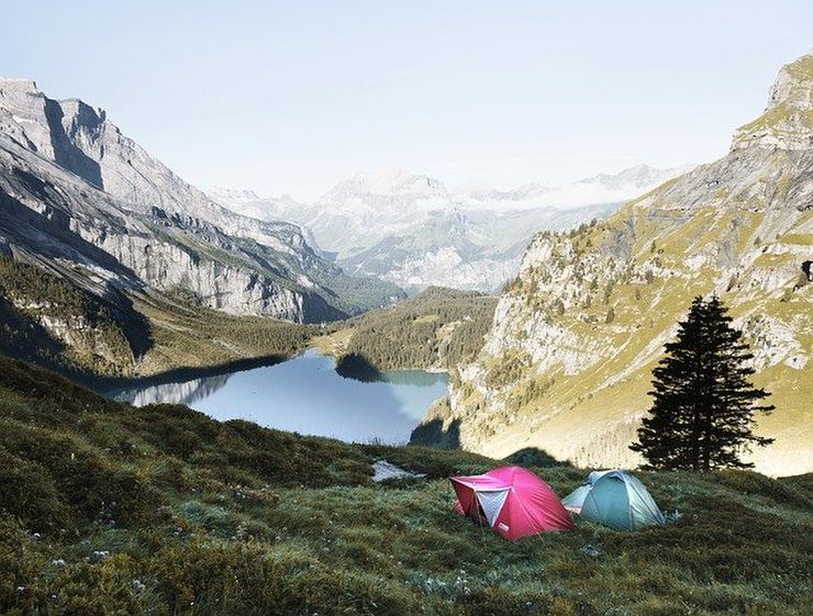 山に設営されたテント