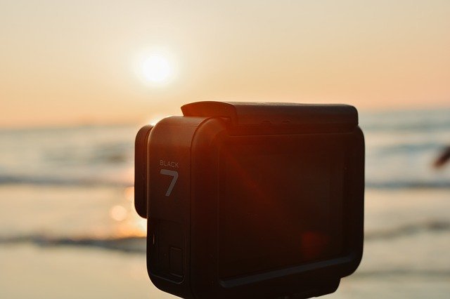 海辺を撮影するカメラ