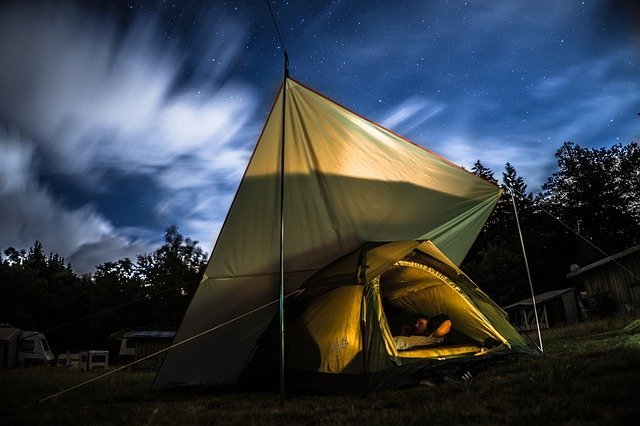 キャンプ場に設営されたテント