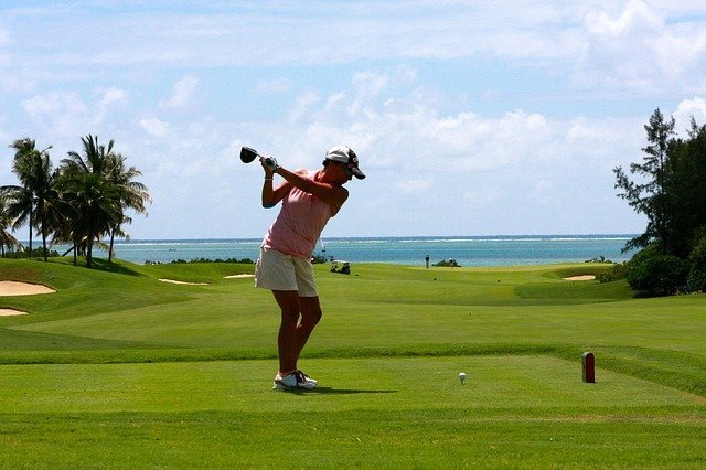 海辺でゴルフをする女性