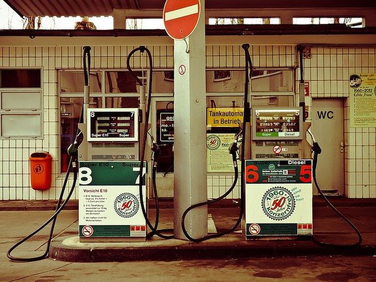 二台の機器が並んだガソリンスタンド