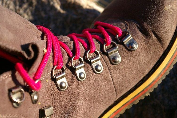 赤い紐の登山靴