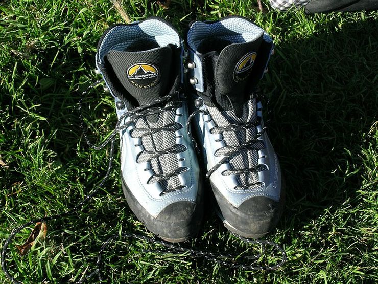 芝生に置かれた登山靴