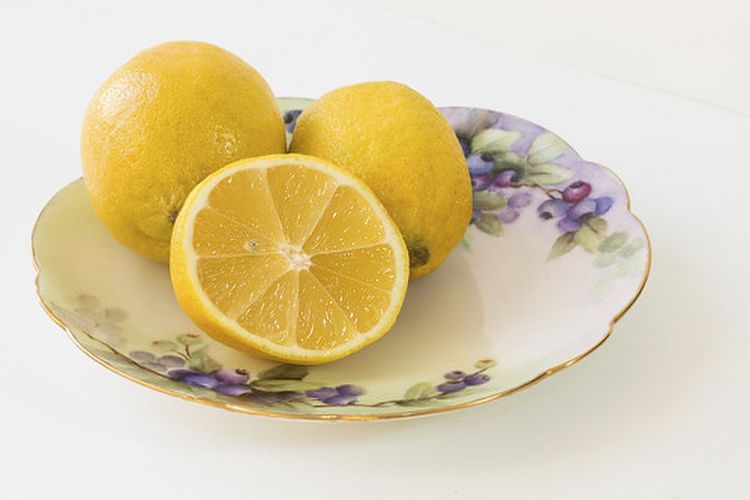 お皿に乗ったレモン