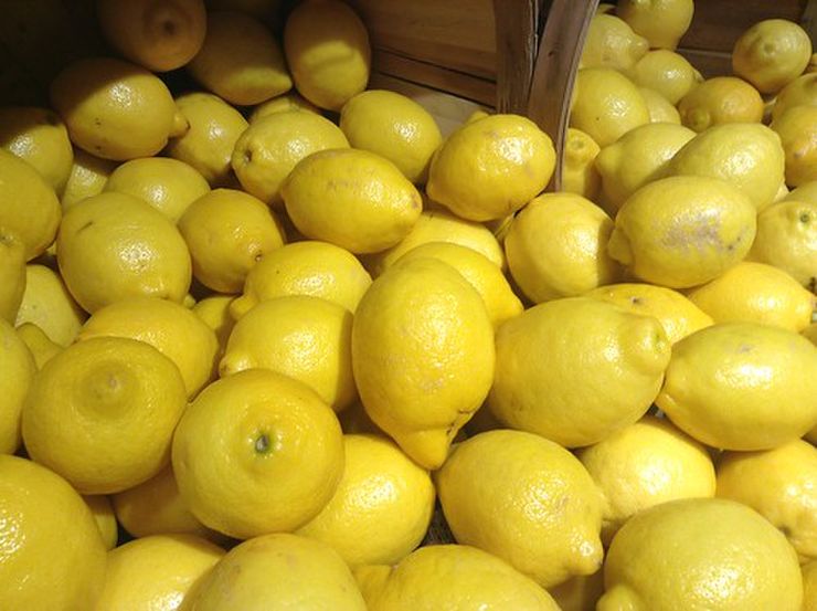 たくさん並んだレモン