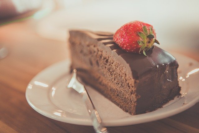 お皿に乗ったチョコレートケーキ