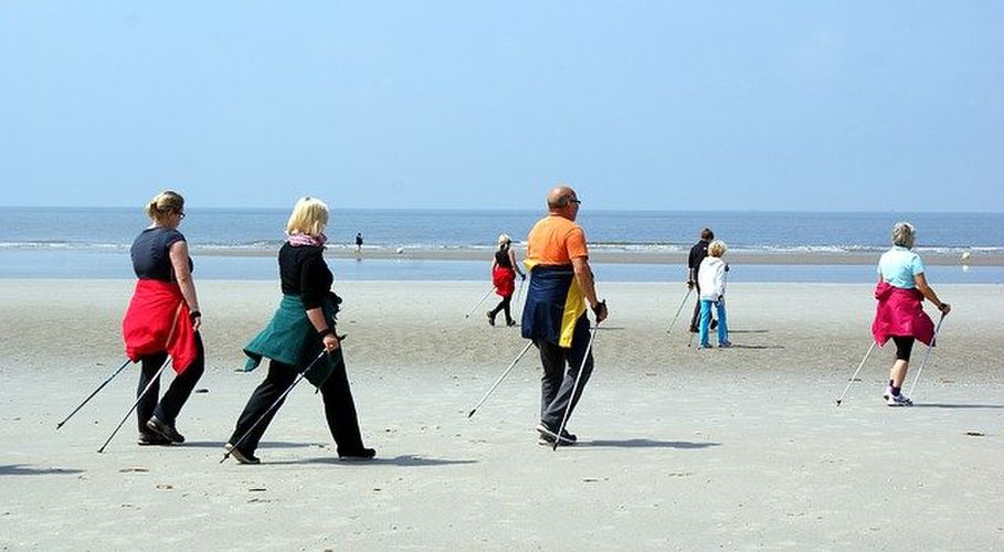 海辺を歩く人たち
